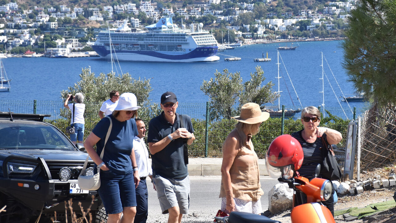 Dev gemi Bodrum Limanı'na demir attı: Yüzlerce İngiliz turist ilçeye akın etti - 1. Resim