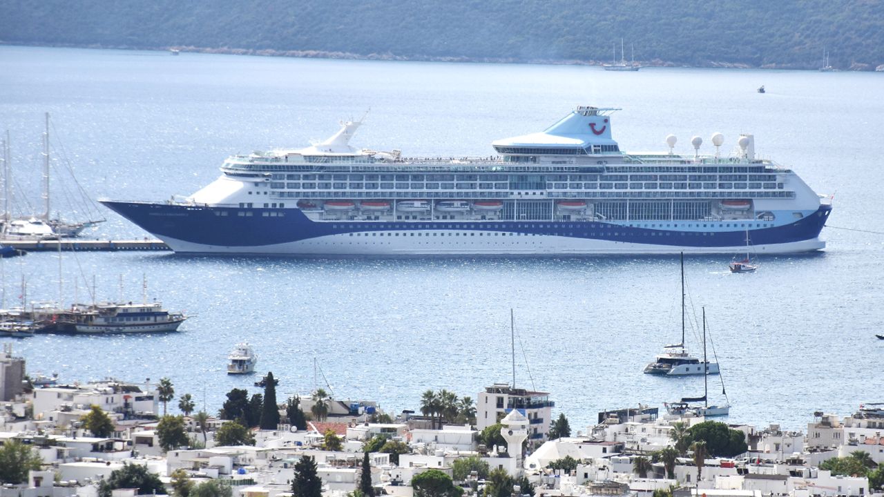 Dev gemi Bodrum Limanı&#039;na demir attı: Yüzlerce İngiliz turist ilçeye akın etti