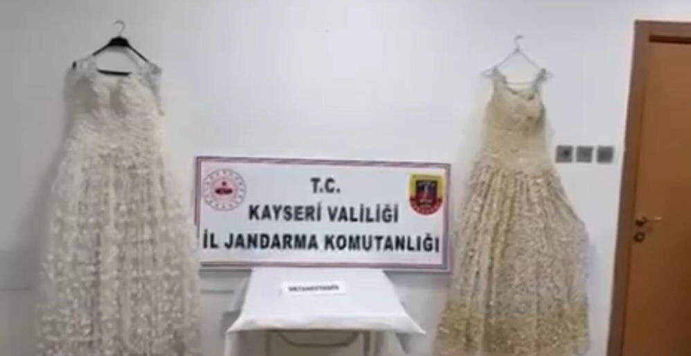 Düğün hazırlığı gibi göründü, uyuşturucu sevkiyatı çıktı! Gelinliklerle kilo kilo zehir taşımışlar - 2. Resim