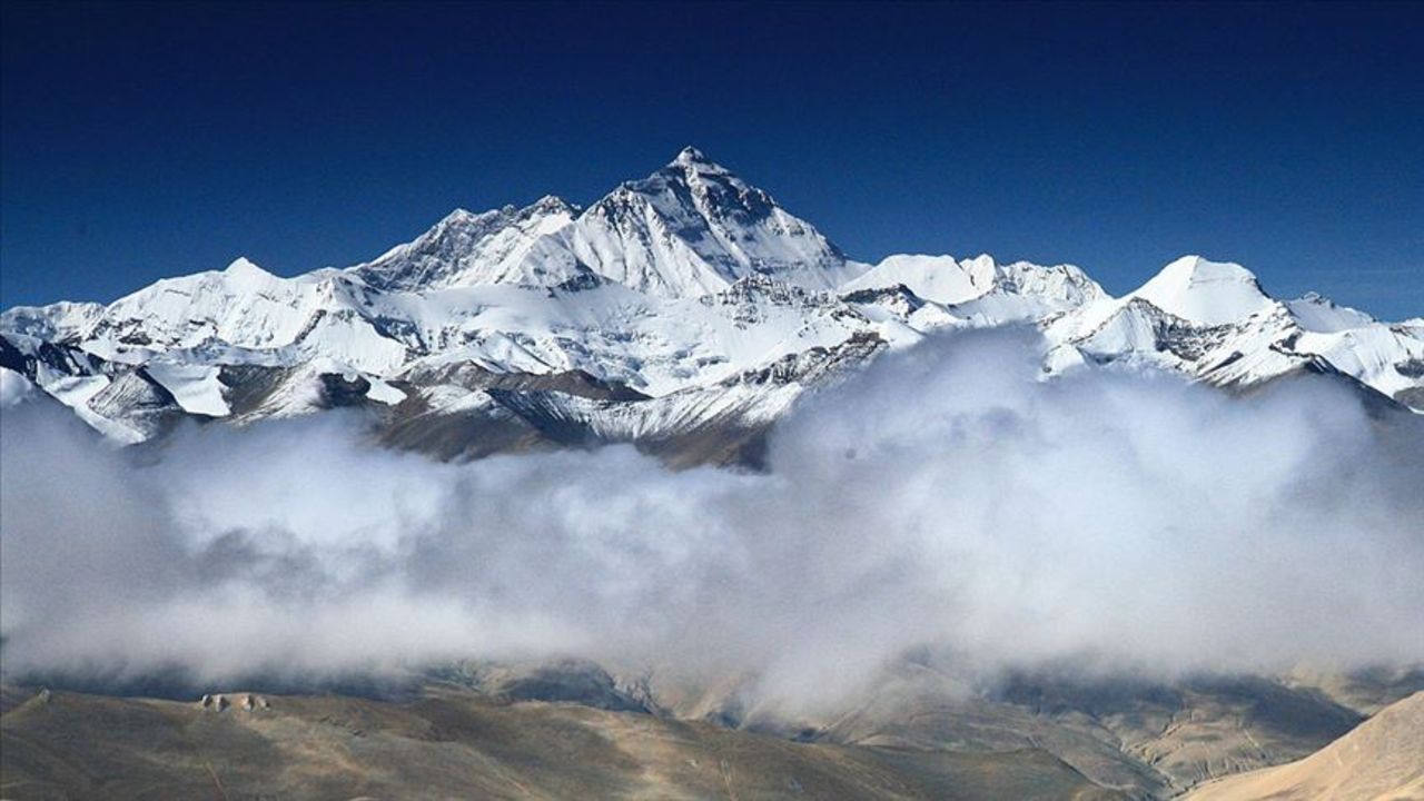 Everest Dağı&#039;nda kar fırtınası! 1000 kişi mahsur kaldı