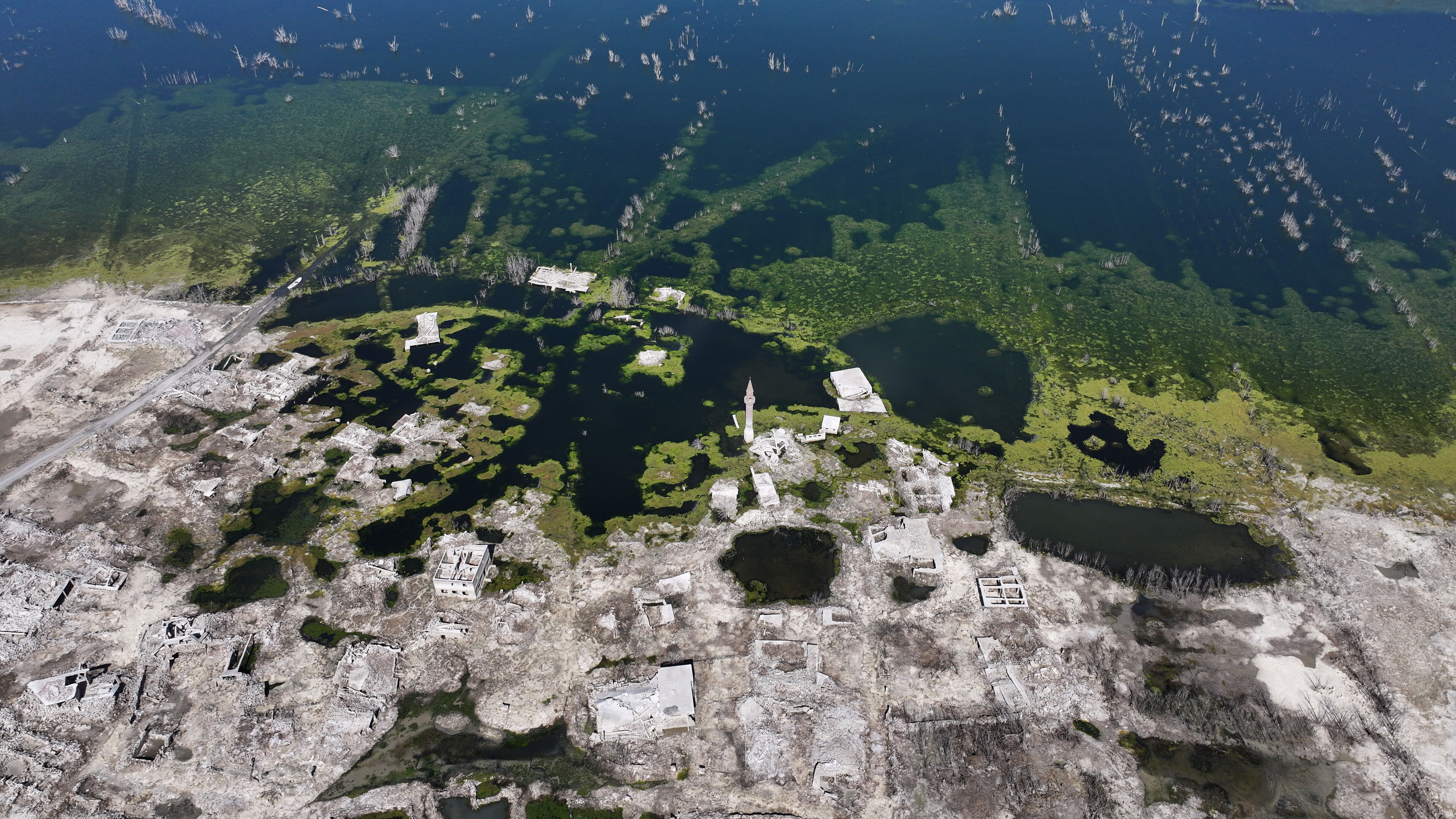 Kayseri'de duygulandıran manzara! Baraj gölü kuruyunca köy ortaya çıktı - 1. Resim