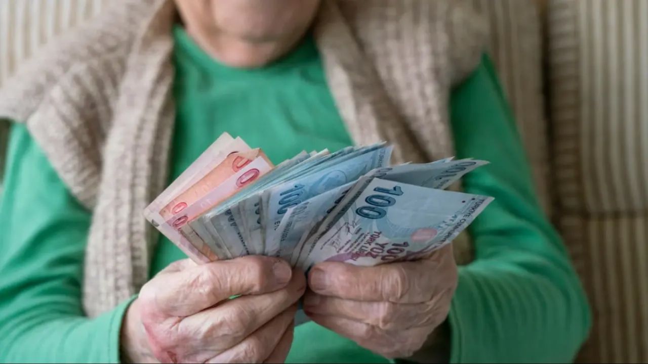 Mağduriyetin önüne geçilecek! Nafaka alanlar da 65 yaş aylığından yararlanacak  - Ekonomi