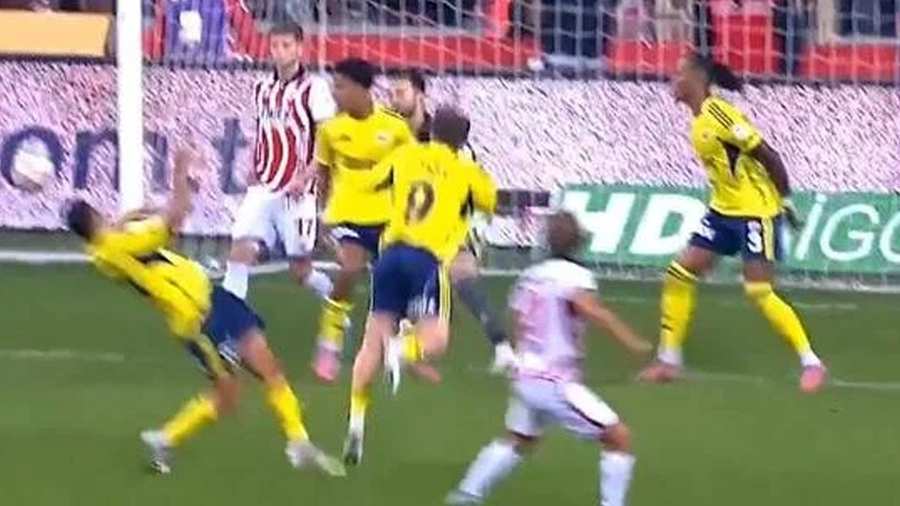 Samsunspor - Fenerbahçe maçında tartışma çıkaran pozisyon: Gol iptal edildi, penaltı itirazı yapıldı - 1. Resim