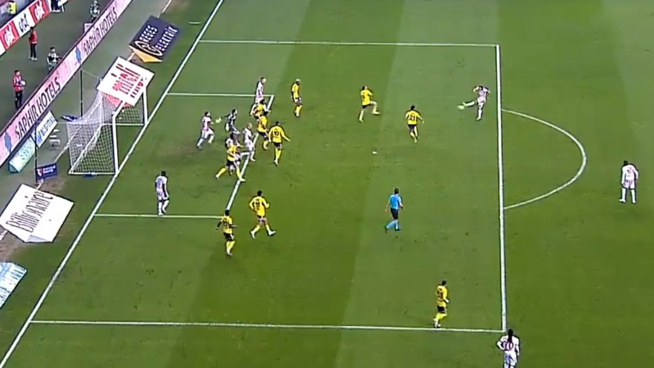 Samsunspor - Fenerbahçe maçında tartışma çıkaran pozisyon: Gol iptal edildi, penaltı itirazı yapıldı - 1. Resim
