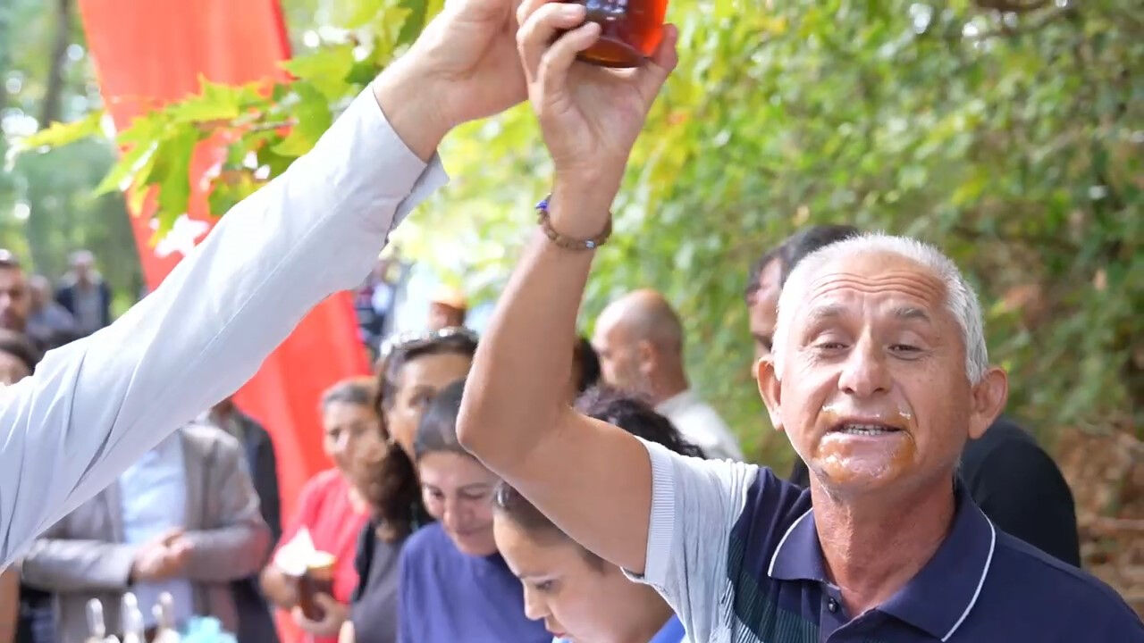 Şenlikte rekor performans! Bir kilo balı sadece iki dakikada yedi! Şenlikte rekor performans! Bir kilo balı sadece iki dakikada yedi! - 1. Resim