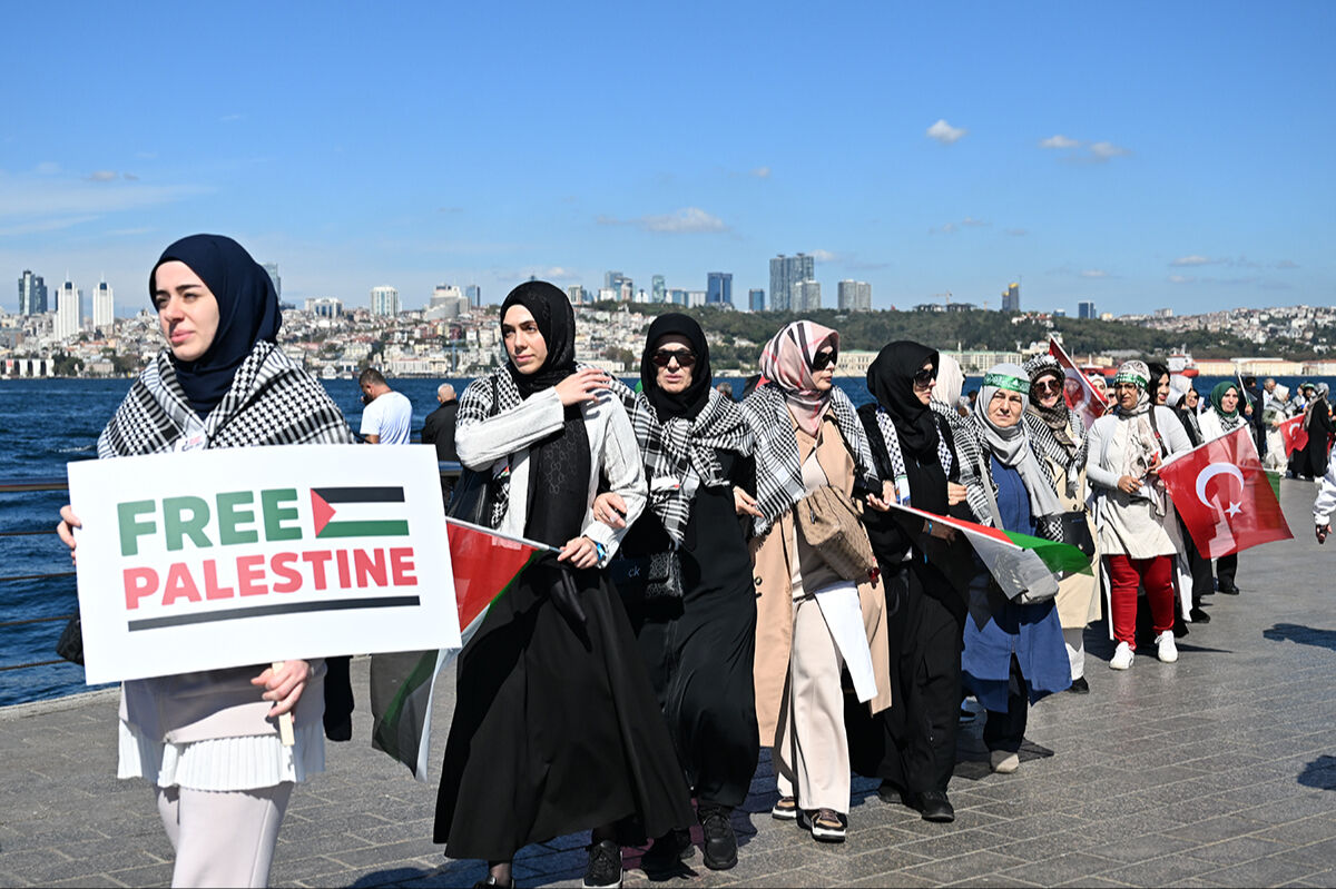 Bütün Türkiye zulme karşı zincir oldu! AK Parti'den dikkat çeken protesto