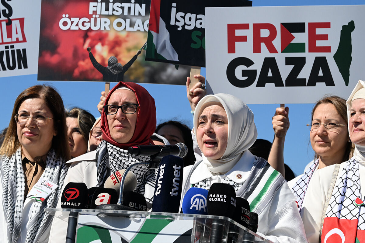 Bütün Türkiye zulme karşı kenetlendi! AK Parti'den zincirleme protesto: Bütün Türkiye zulme karşı zincir oldu! AK Parti'den dikkat çeken protesto
