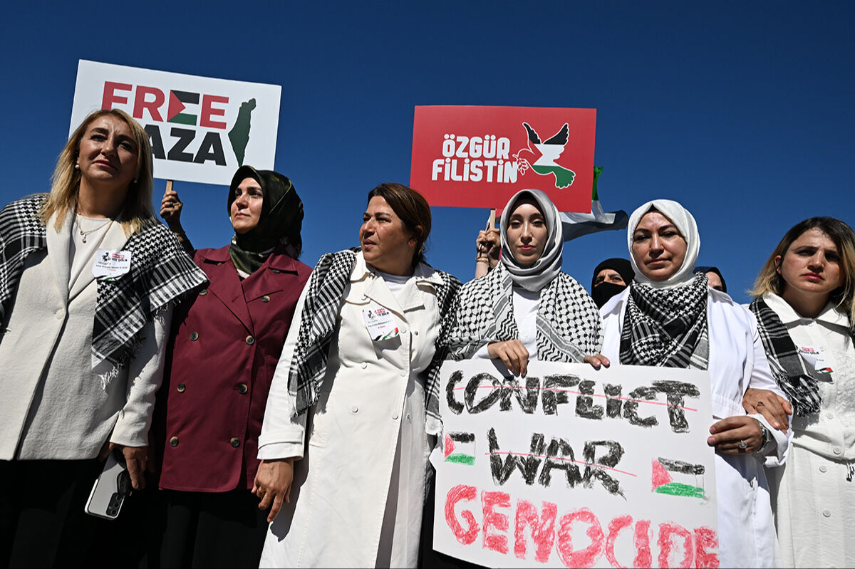 Bütün Türkiye zulme karşı kenetlendi! AK Parti'den zincirleme protesto: Bütün Türkiye zulme karşı zincir oldu! AK Parti'den dikkat çeken protesto