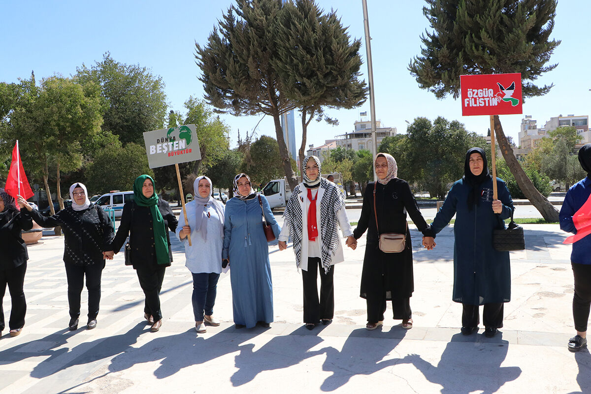 Bütün Türkiye zulme karşı kenetlendi! AK Parti'den zincirleme protesto: Bütün Türkiye zulme karşı zincir oldu! AK Parti'den dikkat çeken protesto