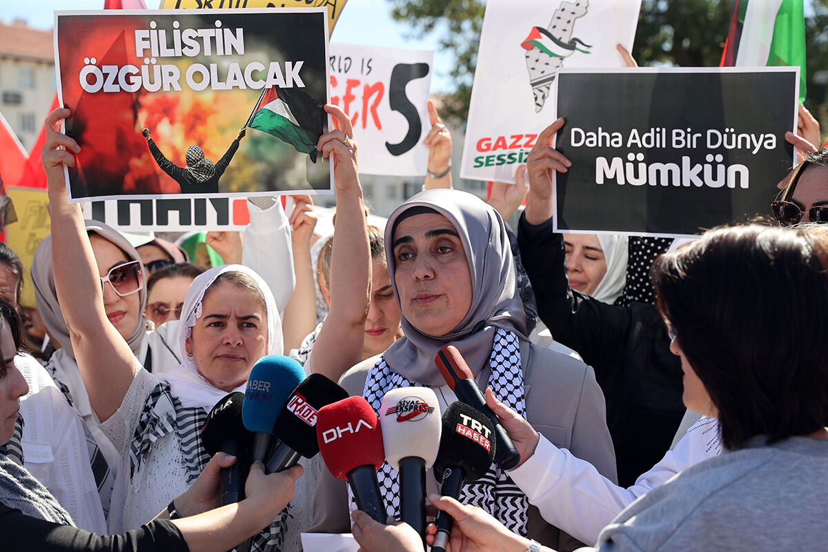 Bütün Türkiye zulme karşı kenetlendi! AK Parti'den zincirleme protesto: Bütün Türkiye zulme karşı zincir oldu! AK Parti'den dikkat çeken protesto