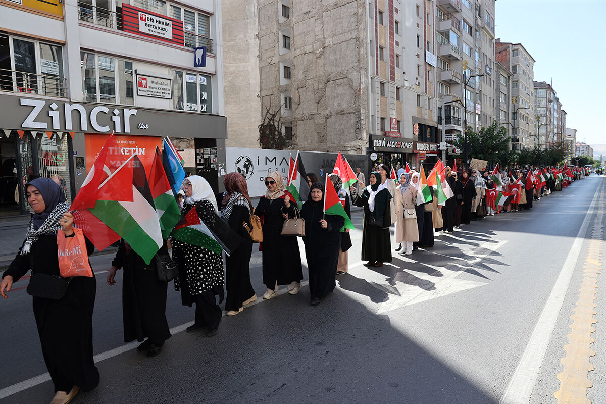 Bütün Türkiye zulme karşı kenetlendi! AK Parti'den zincirleme protesto: Bütün Türkiye zulme karşı zincir oldu! AK Parti'den dikkat çeken protesto