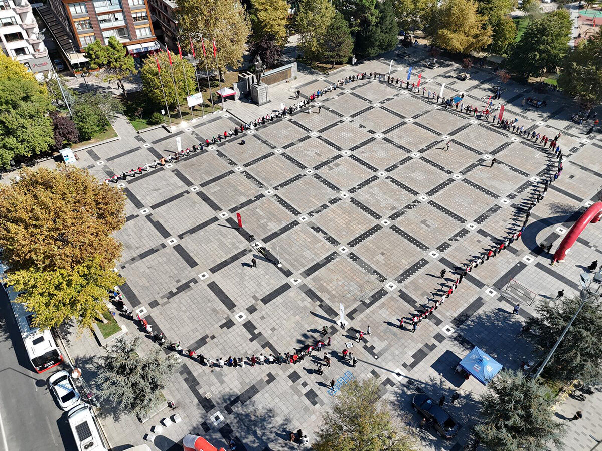 Bütün Türkiye zulme karşı kenetlendi! AK Parti'den zincirleme protesto: Bütün Türkiye zulme karşı zincir oldu! AK Parti'den dikkat çeken protesto