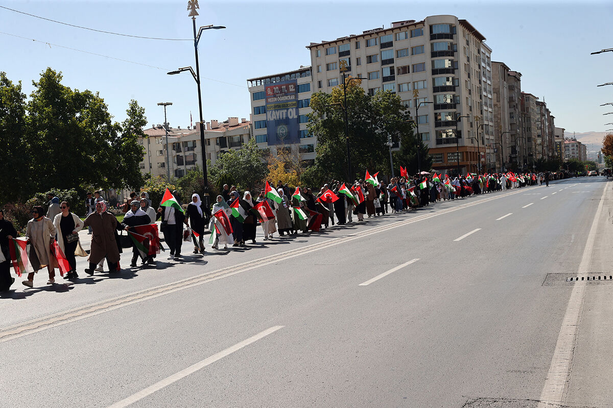 Bütün Türkiye zulme karşı kenetlendi! AK Parti'den zincirleme protesto: Bütün Türkiye zulme karşı zincir oldu! AK Parti'den dikkat çeken protesto