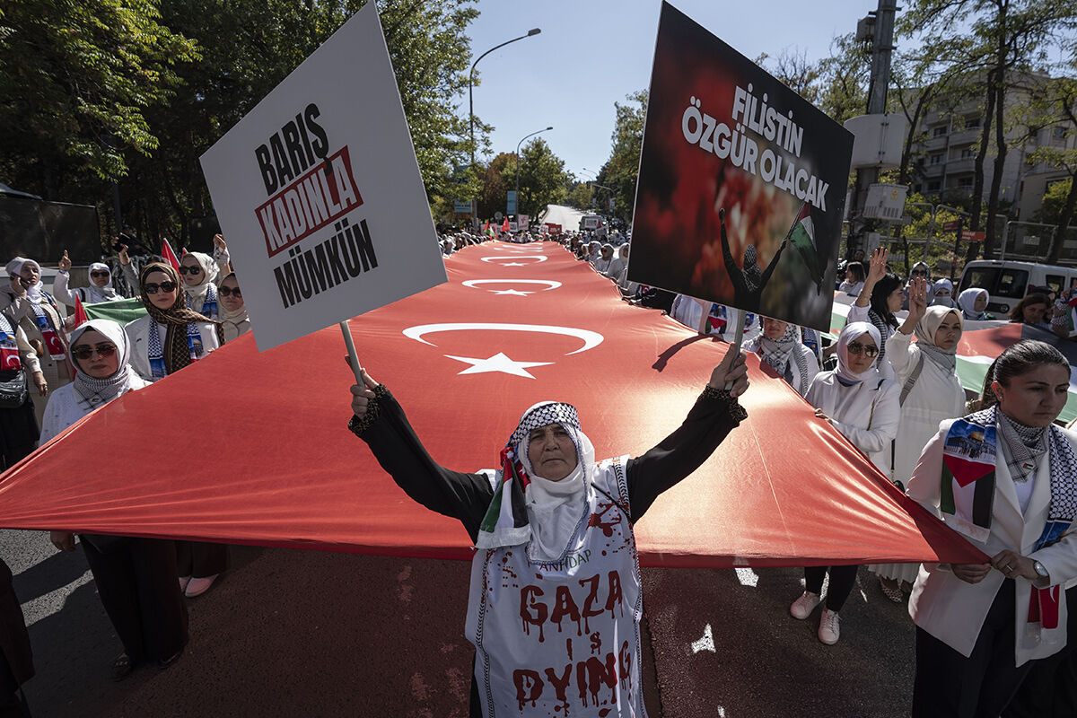 Bütün Türkiye zulme karşı kenetlendi! AK Parti'den zincirleme protesto: Bütün Türkiye zulme karşı zincir oldu! AK Parti'den dikkat çeken protesto