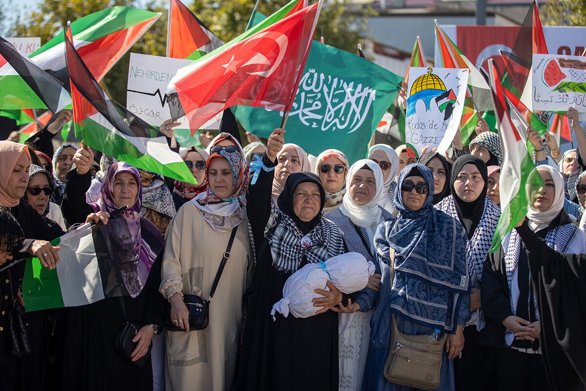 Bütün Türkiye zulme karşı kenetlendi! AK Parti'den zincirleme protesto: Bütün Türkiye zulme karşı zincir oldu! AK Parti'den dikkat çeken protesto