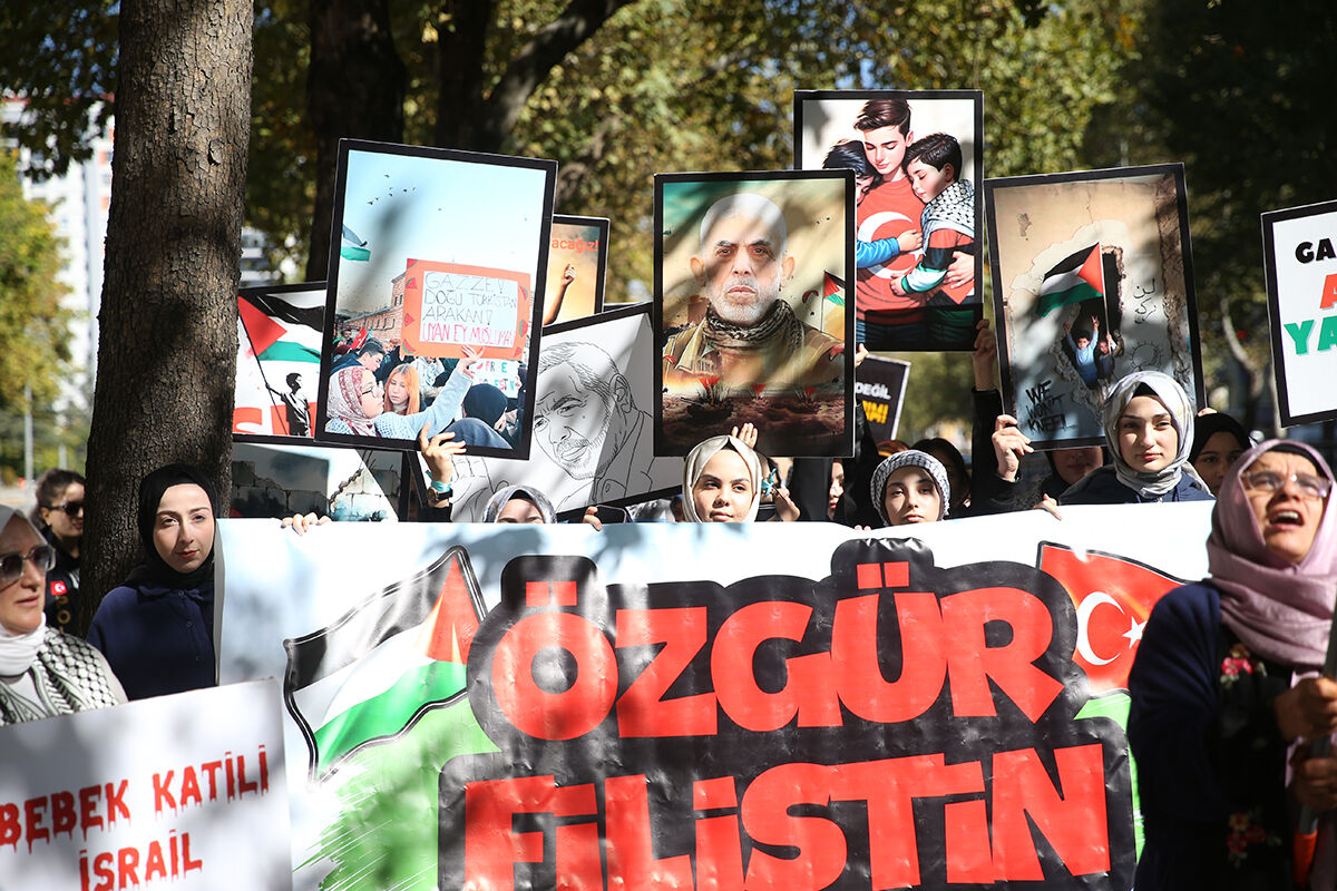 Bütün Türkiye zulme karşı kenetlendi! AK Parti'den zincirleme protesto: Bütün Türkiye zulme karşı zincir oldu! AK Parti'den dikkat çeken protesto