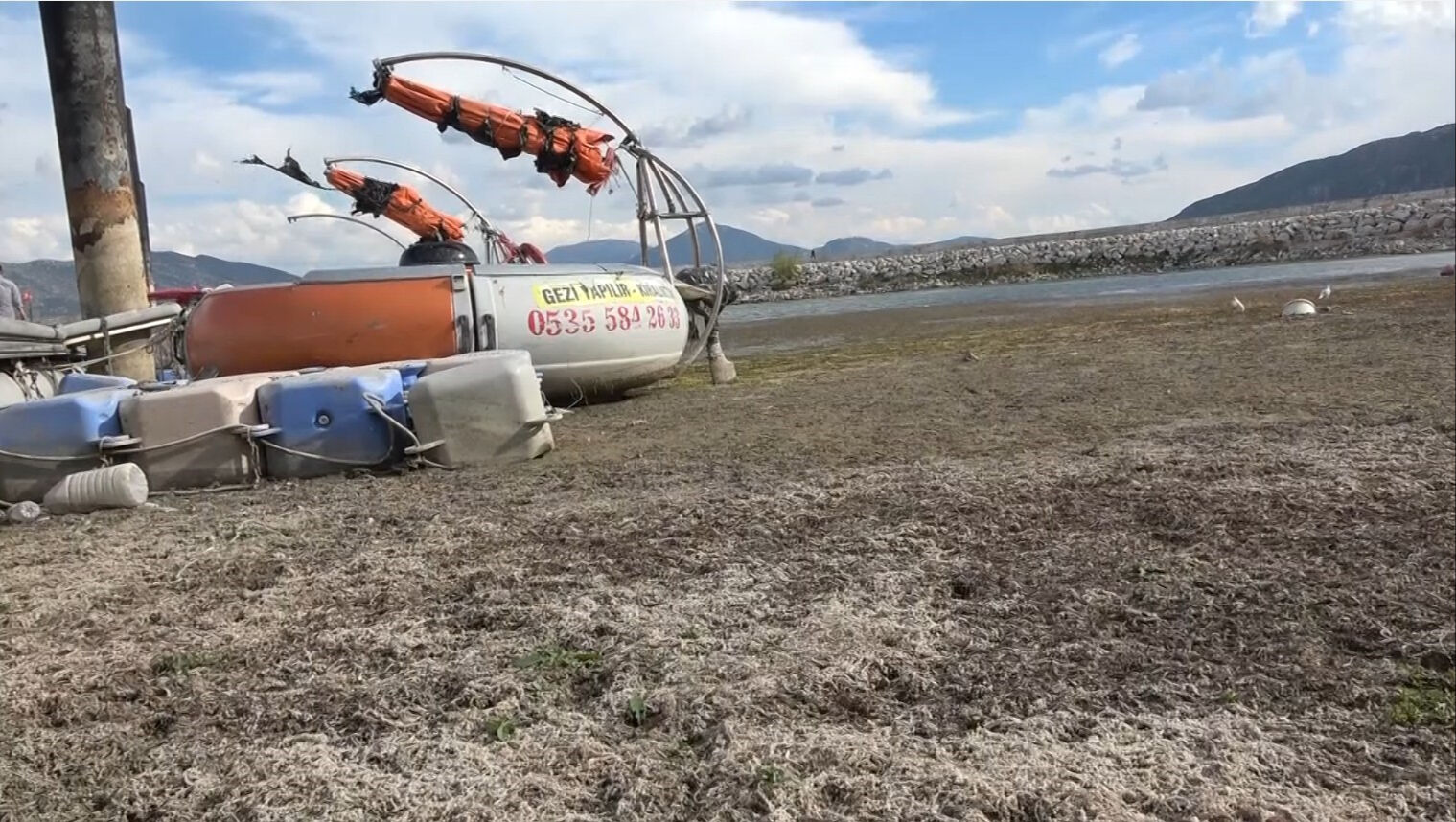 Eğirdir Gölü tarihinde ilk kez bu halde! Tekneler karaya oturdu, balıkçılık bitiyor... - 1. Resim