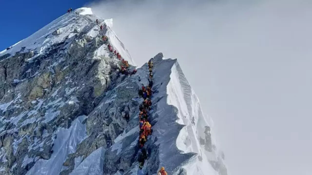 Everest'te 1000 kişiyi kurtarma seferberliği! 1 kişi ölü olarak bulundu - 1. Resim
