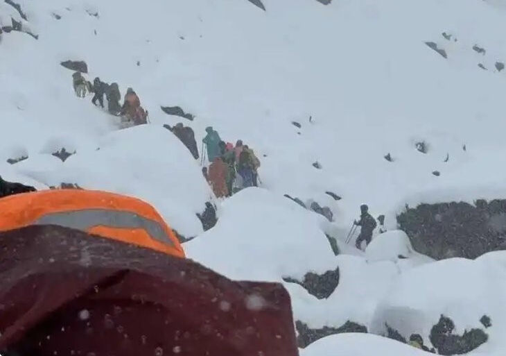 Kar fırtınası bin kişiyi mahsur bıraktı! 350 kişi güvende - 1. Resim