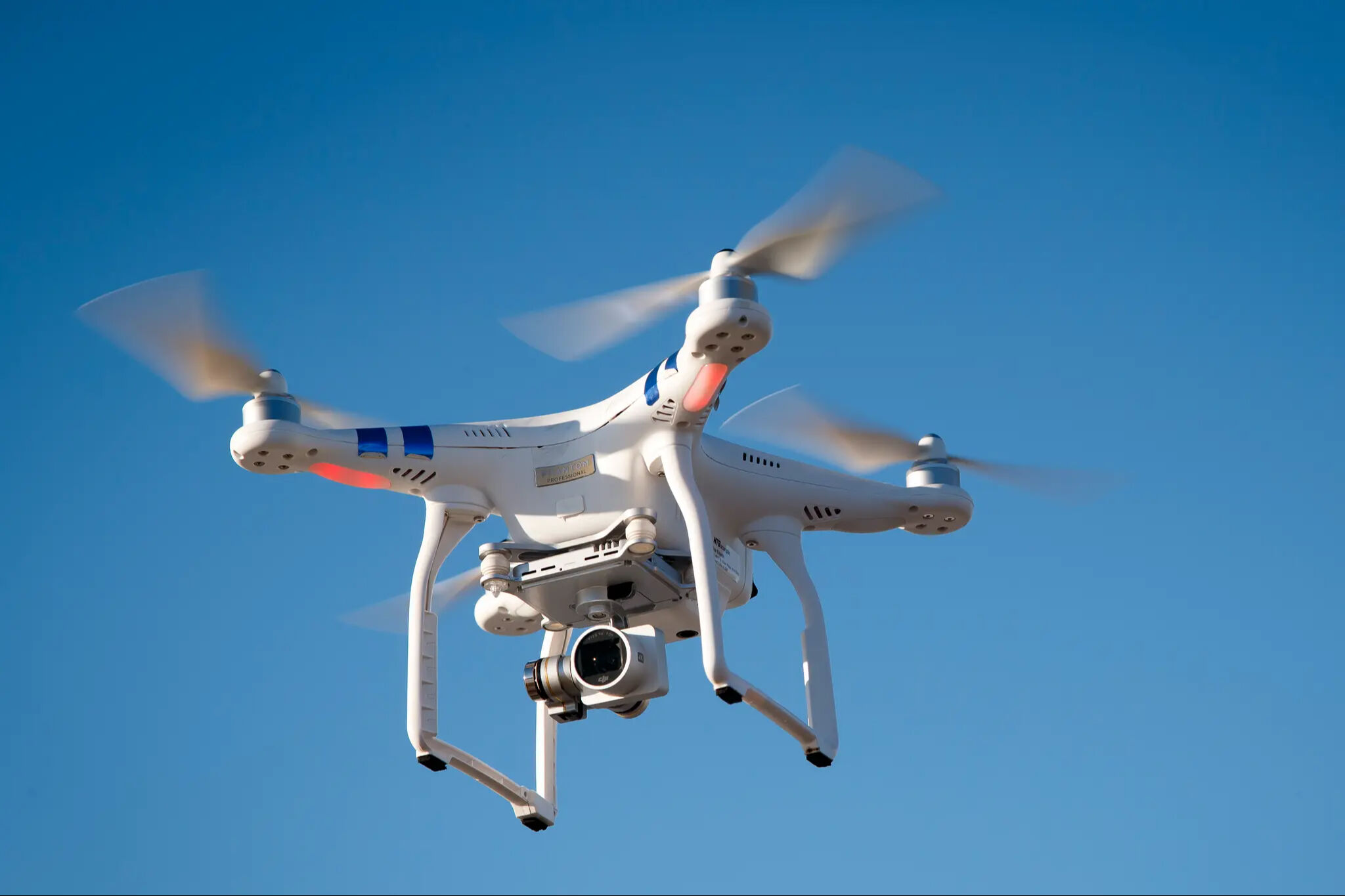 Norveç'te havalimanı felç oldu! Aynı anda 5 drone görüldü, uçuşlar iptal edildi - 1. Resim