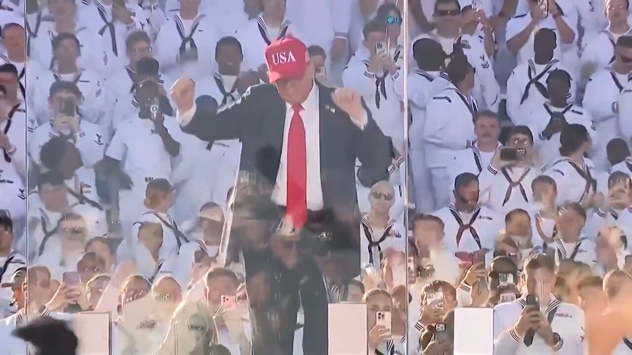 Trump’tan donanma kutlamasında sürpriz dans performansı! O anlar kamerada - 1. Resim