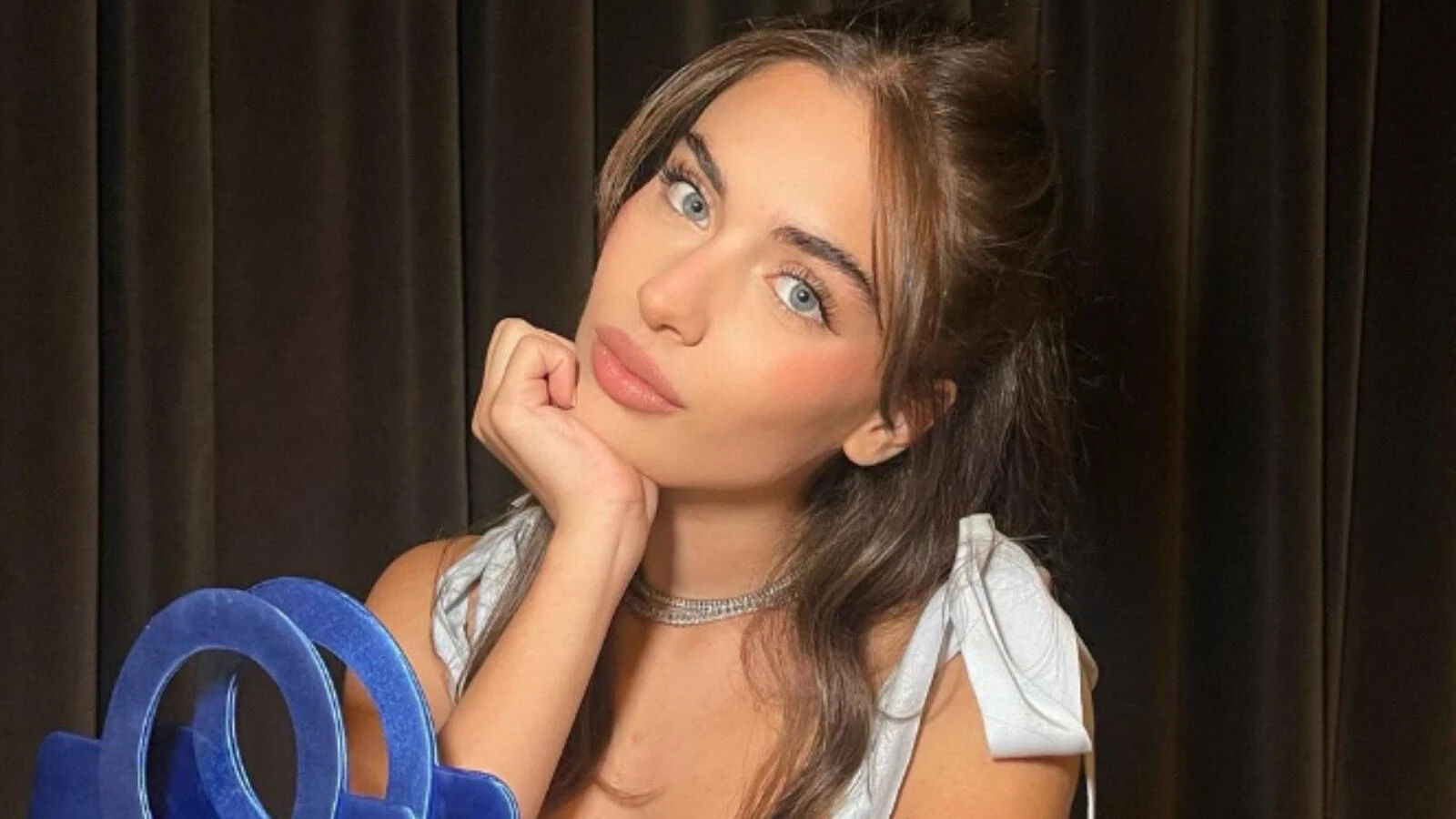 Uzak Şehir İpek kimdir? Çağla Şimşek'in oynadığı diziler ve kariyeri! - 1. Resim