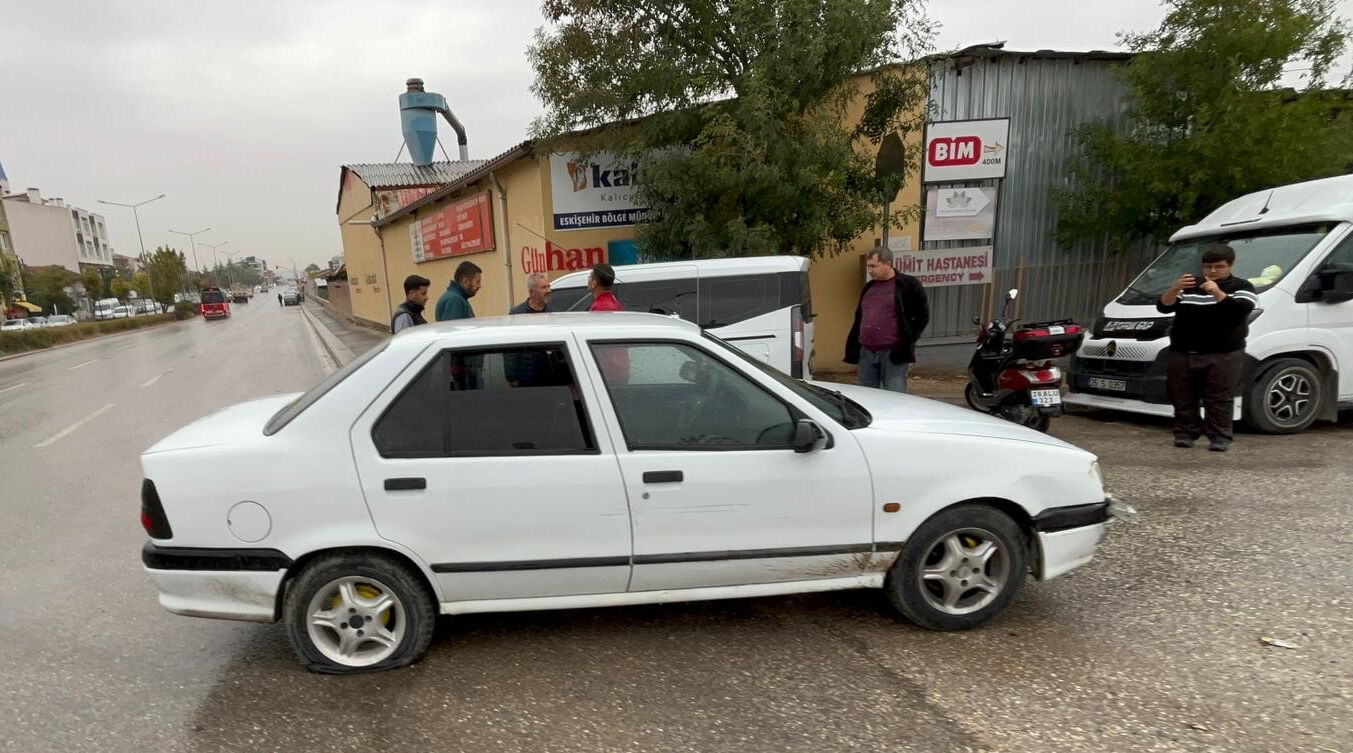 17 yaşındaki çocuk, çalıntı araçla ortalığı birbirine kattı: Polisle kovalamaca oynadı! 17 yaşındaki çocuk, çalıntı araçla ortalığı birbirine kattı: Polisle kovalamaca oynadı! - 1. Resim