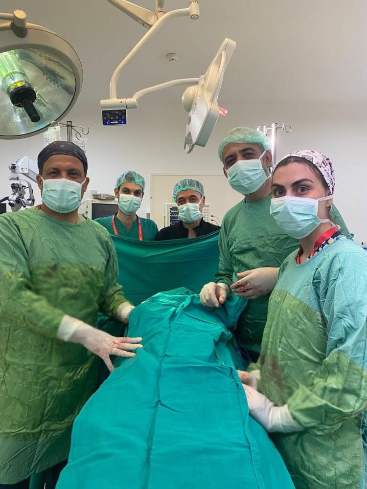 2,5 milyonda bir görülüyor… Geçmeyen kuru öksürüğünün nedeni meğer dev tümörmüş - 2. Resim