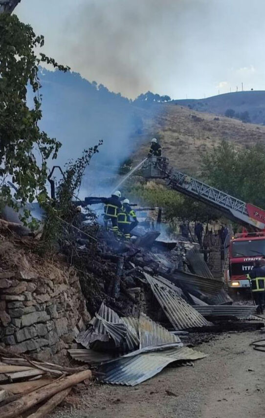 Adana'da acı olay, önce yangın sonra enkaz! İki kardeş birlikte can verdi - 3. Resim
