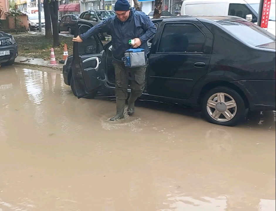 Edirne'de sağanak sonrası yollar göle döndü: Vatandaşlar kovalarla su tahliye etti! Edirne'de sağanak sonrası yollar göle döndü: Vatandaşlar kovalarla su tahliye etti! - 1. Resim