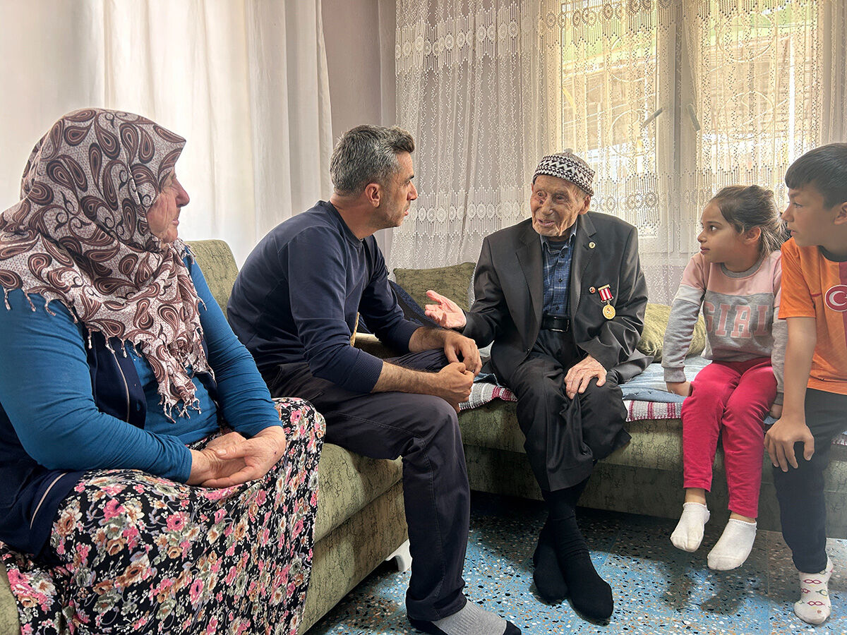 Eşinin mezarına her gün gül götürüyordu! Kore Gazisi Derviş Karakuş son yolculuğuna uğurlandı - 3. Resim