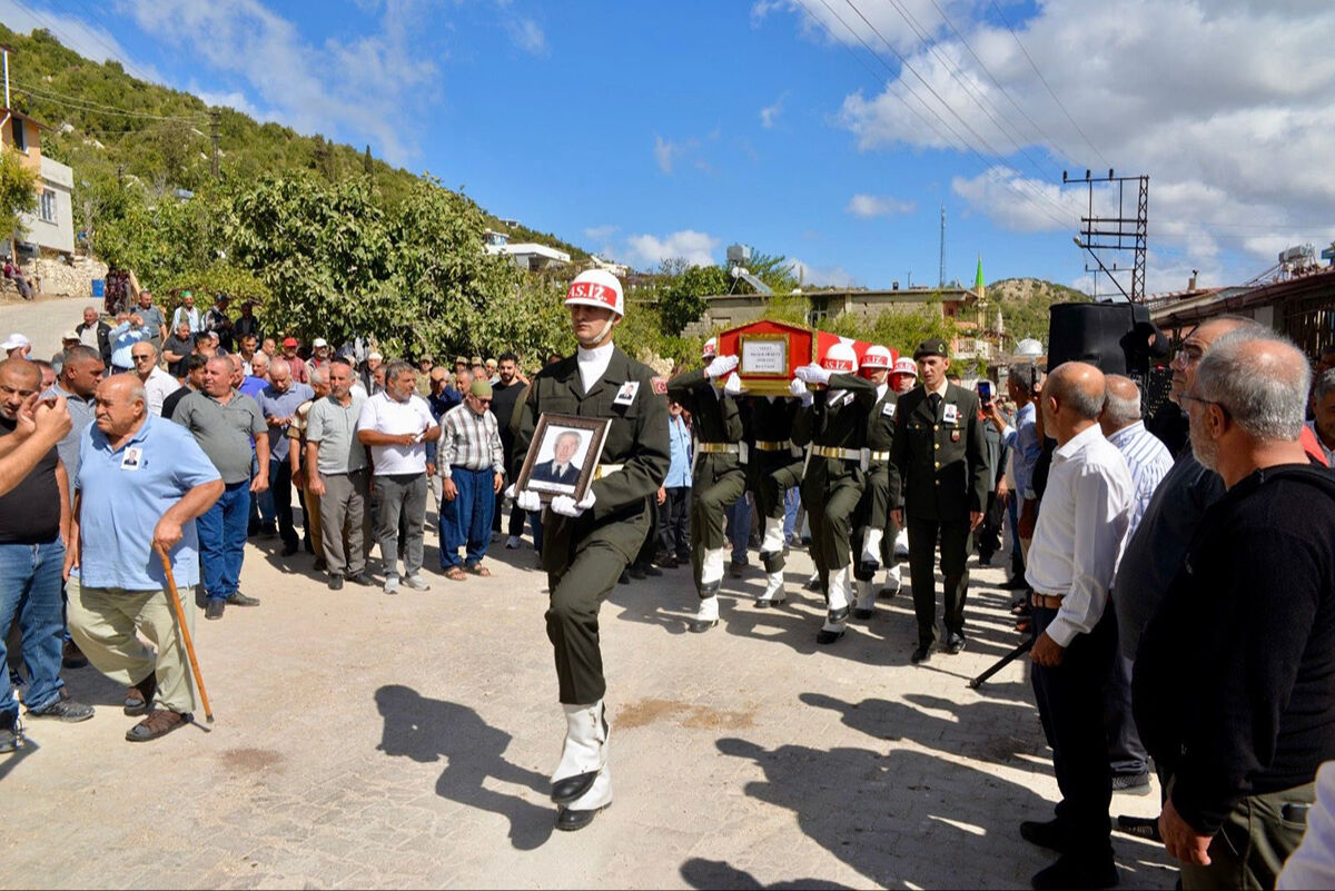 Eşinin mezarına her gün gül götürüyordu! Kore Gazisi Derviş Karakuş son yolculuğuna uğurlandı - 2. Resim