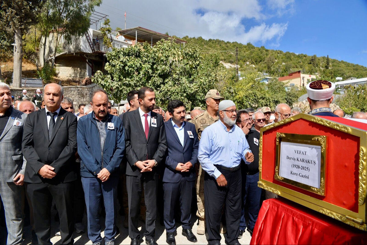 Eşinin mezarına her gün gül götürüyordu! Kore Gazisi Derviş Karakuş son yolculuğuna uğurlandı - 1. Resim