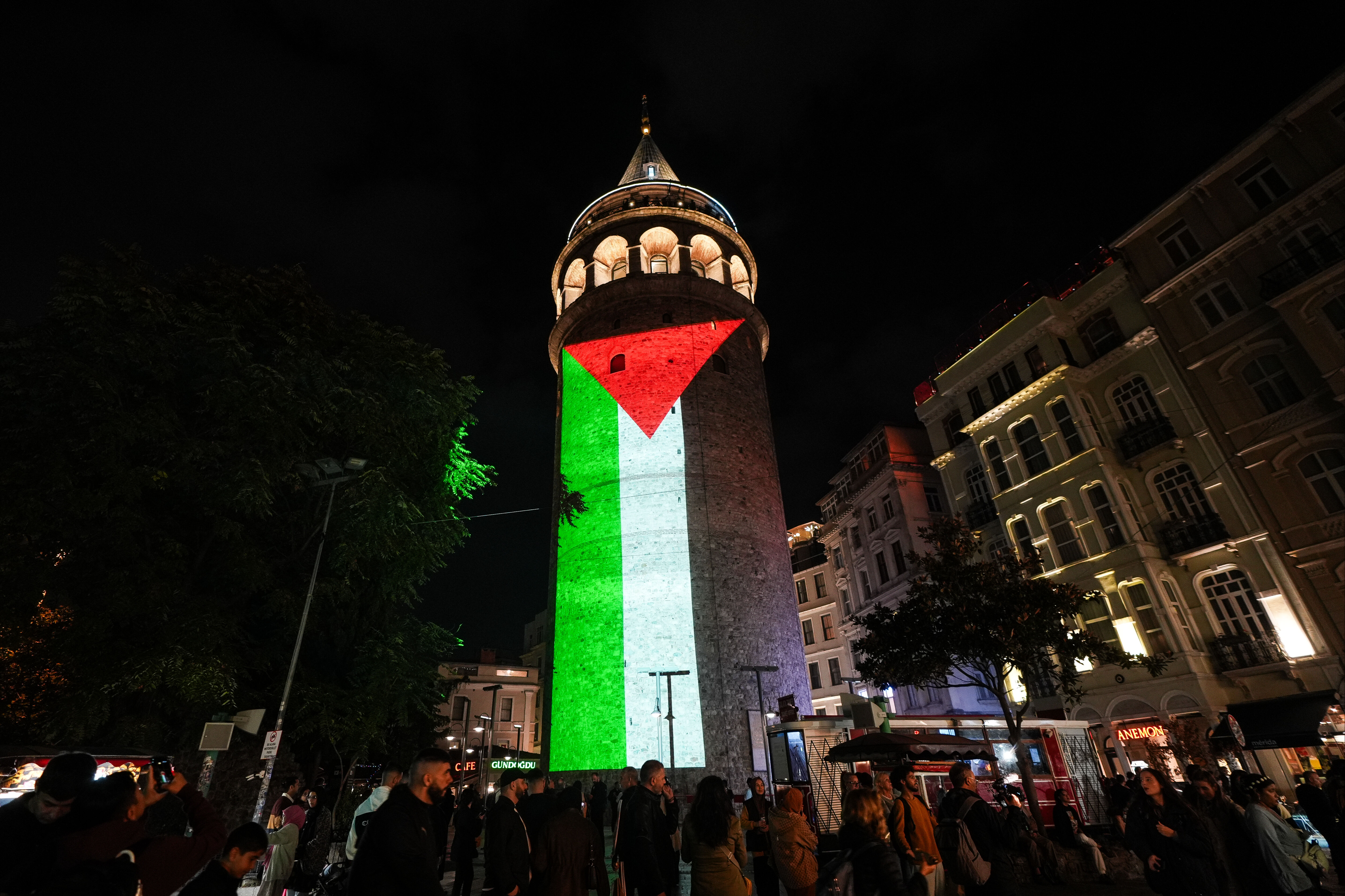 Galata Kulesi'ne Filistin bayrağı yansıtıldı - 1. Resim