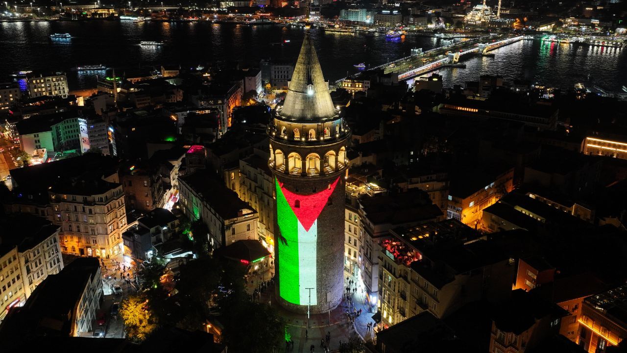 Galata Kulesi&#039;ne Filistin bayrağı yansıtıldı