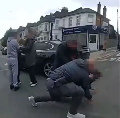 İngiltere'den Çin'e uzanan çeteye nokta operasyon! 40 bin tane telefon kaçırmışlardı... - 1. Resim