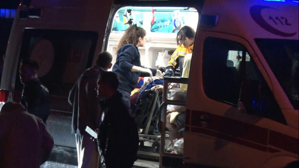 Kadıköy'de sıcak saatler! 5 katlı binada yangın çıktı, 20 kişi hastanelik oldu - 2. Resim