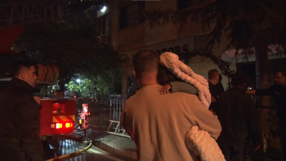 Kadıköy'de sıcak saatler! 5 katlı binada yangın çıktı, 20 kişi hastanelik oldu - 4. Resim