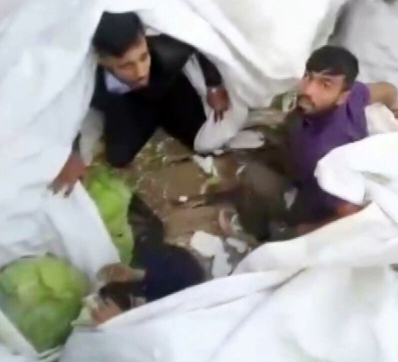 Lahana yüklü tırdan kaçak göçmenler çıktı - 2. Resim