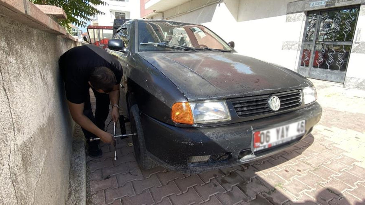 Mahalleyi ayağa kaldıran olay: Bıçakla 15 aracın lastiğini patlatıp kaçtı - 3. Resim