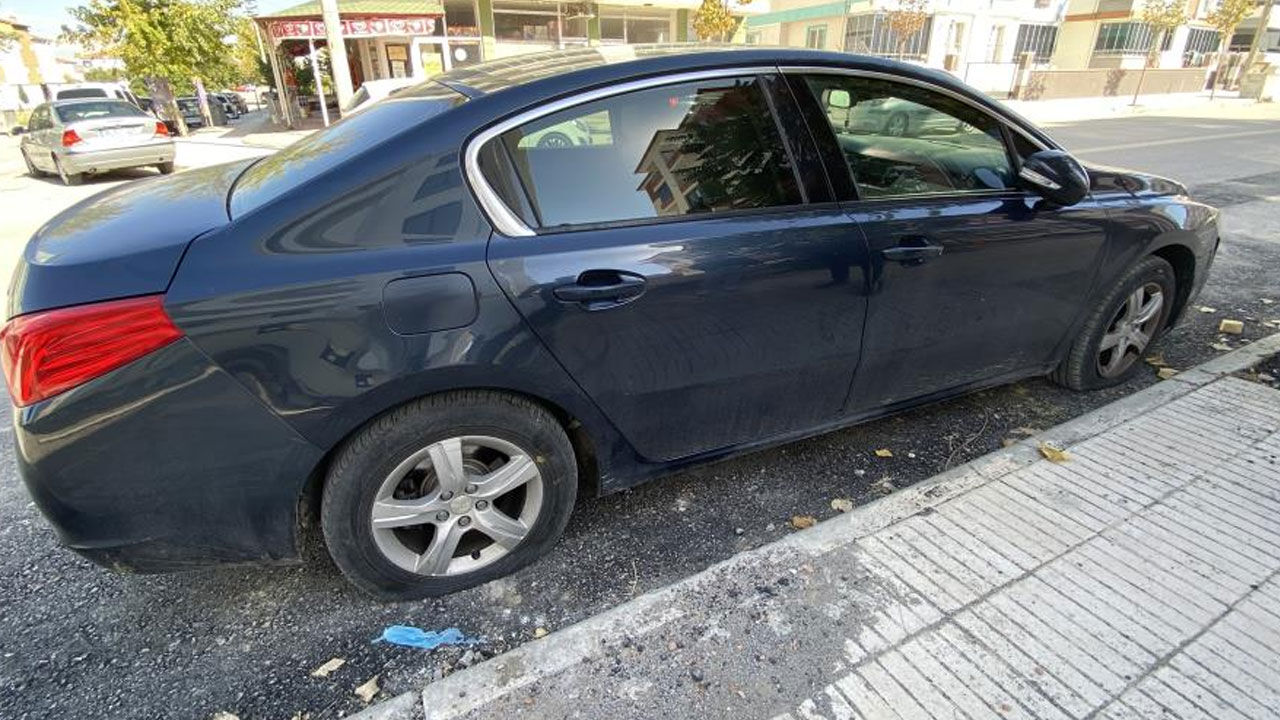 Mahalleyi ayağa kaldıran olay: Bıçakla 15 aracın lastiğini patlatıp kaçtı - 1. Resim