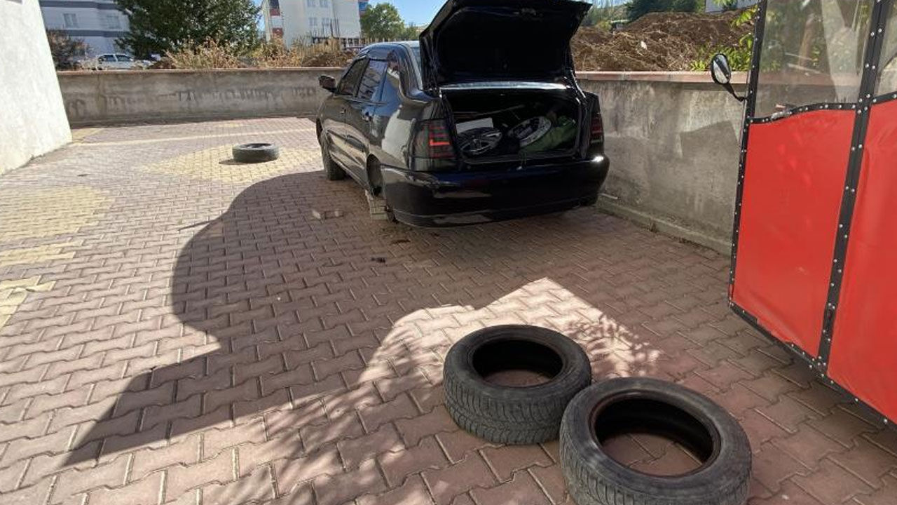 Mahalleyi ayağa kaldıran olay: Bıçakla 15 aracın lastiğini patlatıp kaçtı - 2. Resim
