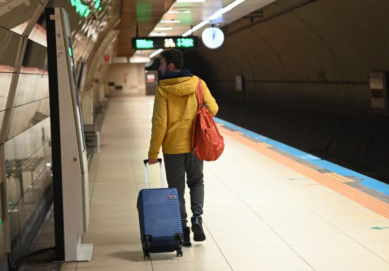 Metrolarda valiz taşımak ücretli mi, yeni valiz kuralları neler, metroya kaç valizle binilebilir? Metro İstanbul duyurdu! - 1. Resim