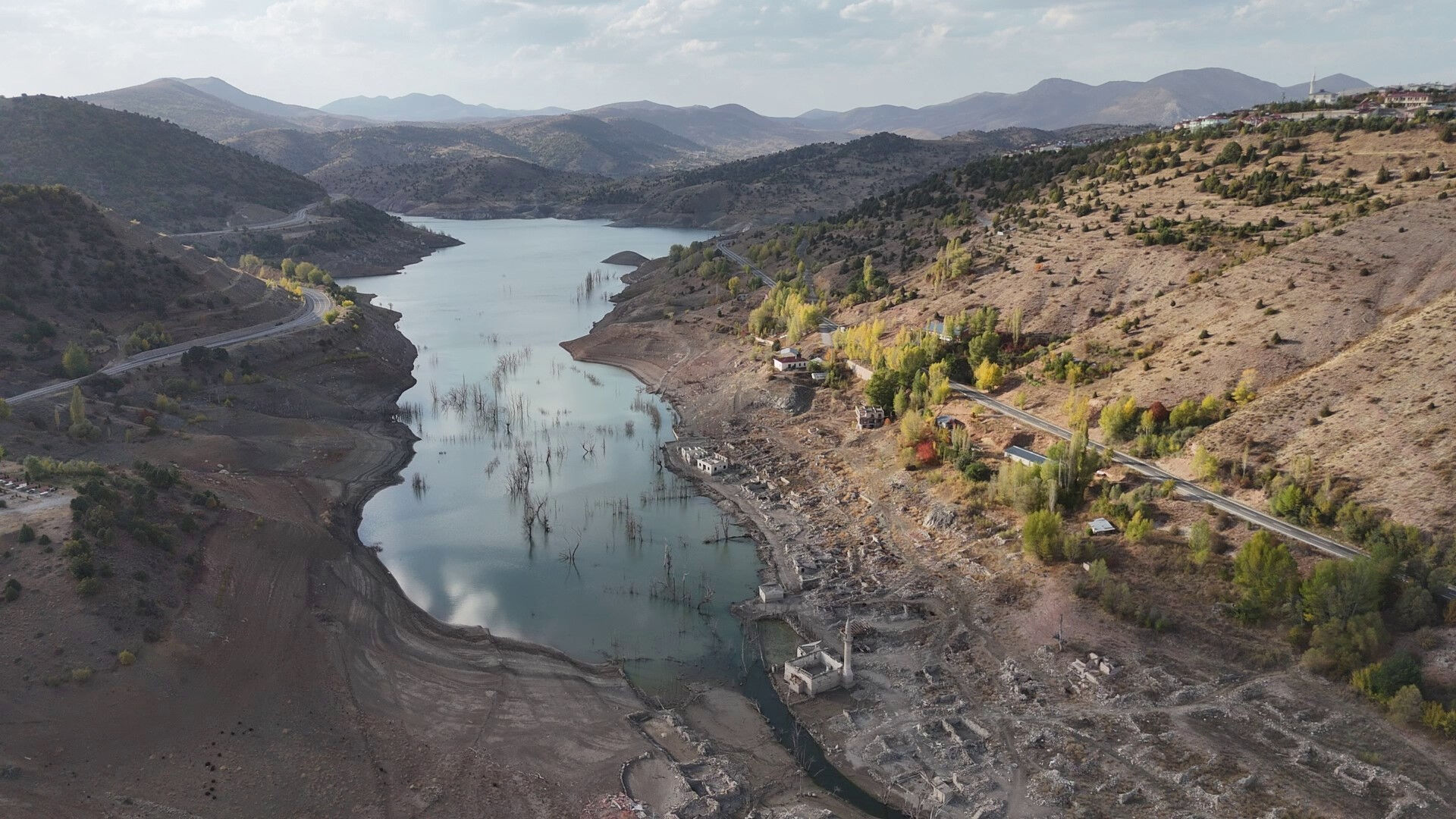 Su seviyesi azaldı, 15 yıldır sular altında olan köy ortaya çıktı - 2. Resim