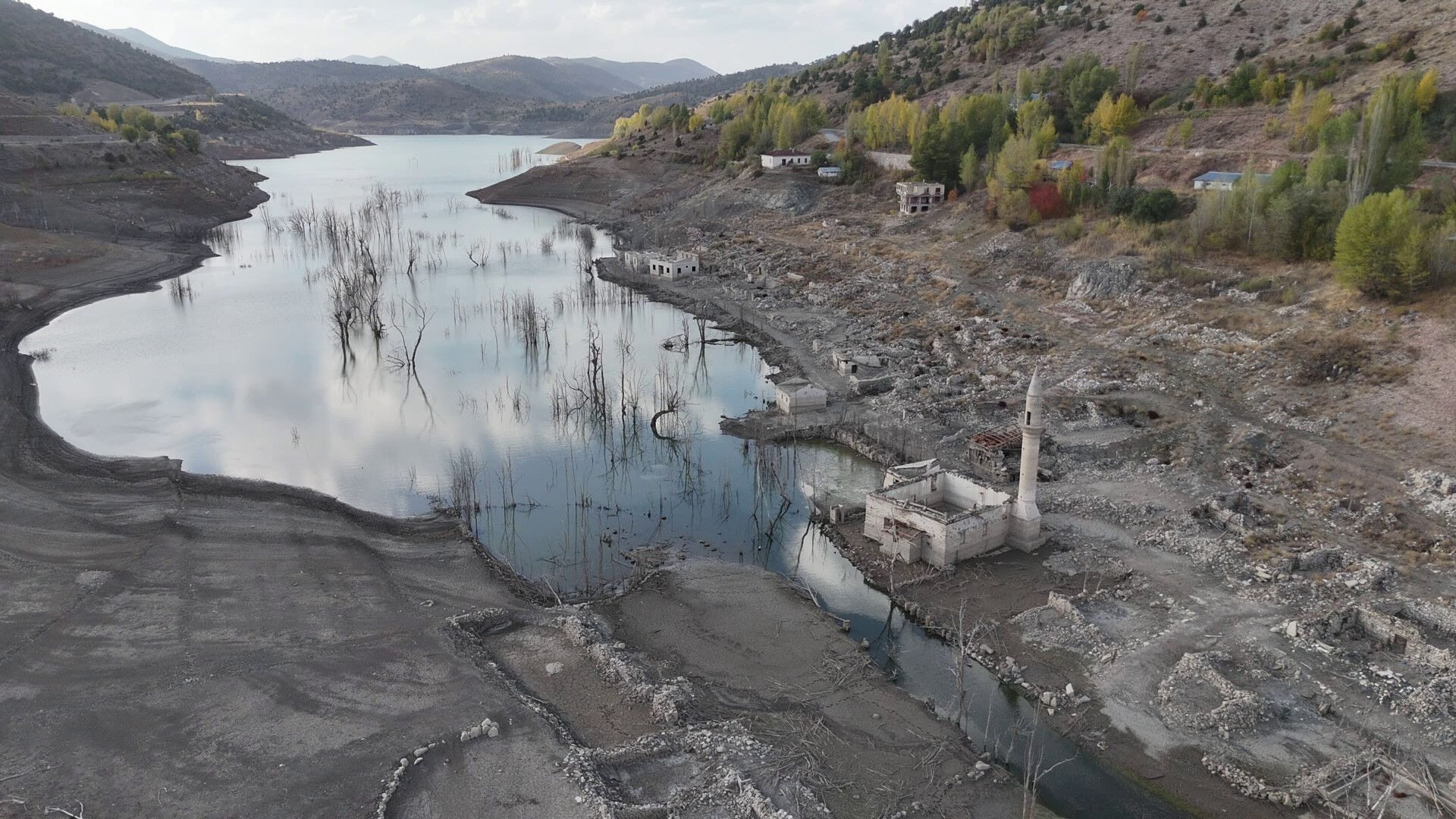 Su seviyesi azaldı, 15 yıldır sular altında olan köy ortaya çıktı - 1. Resim
