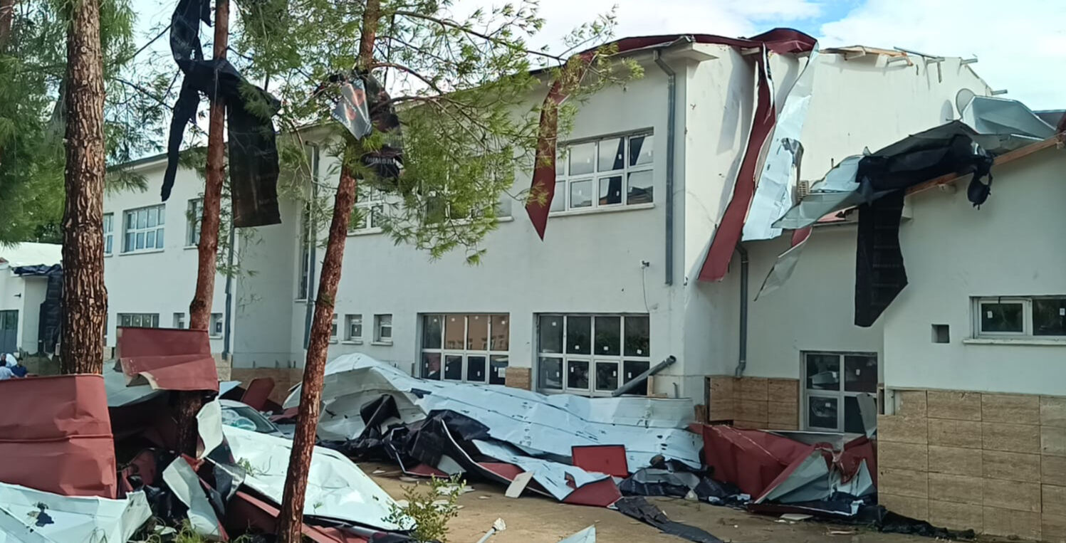 Adana fırtınaya teslim! Okulun çatısı uçtu, ağaçlar devrildi - 3. Resim