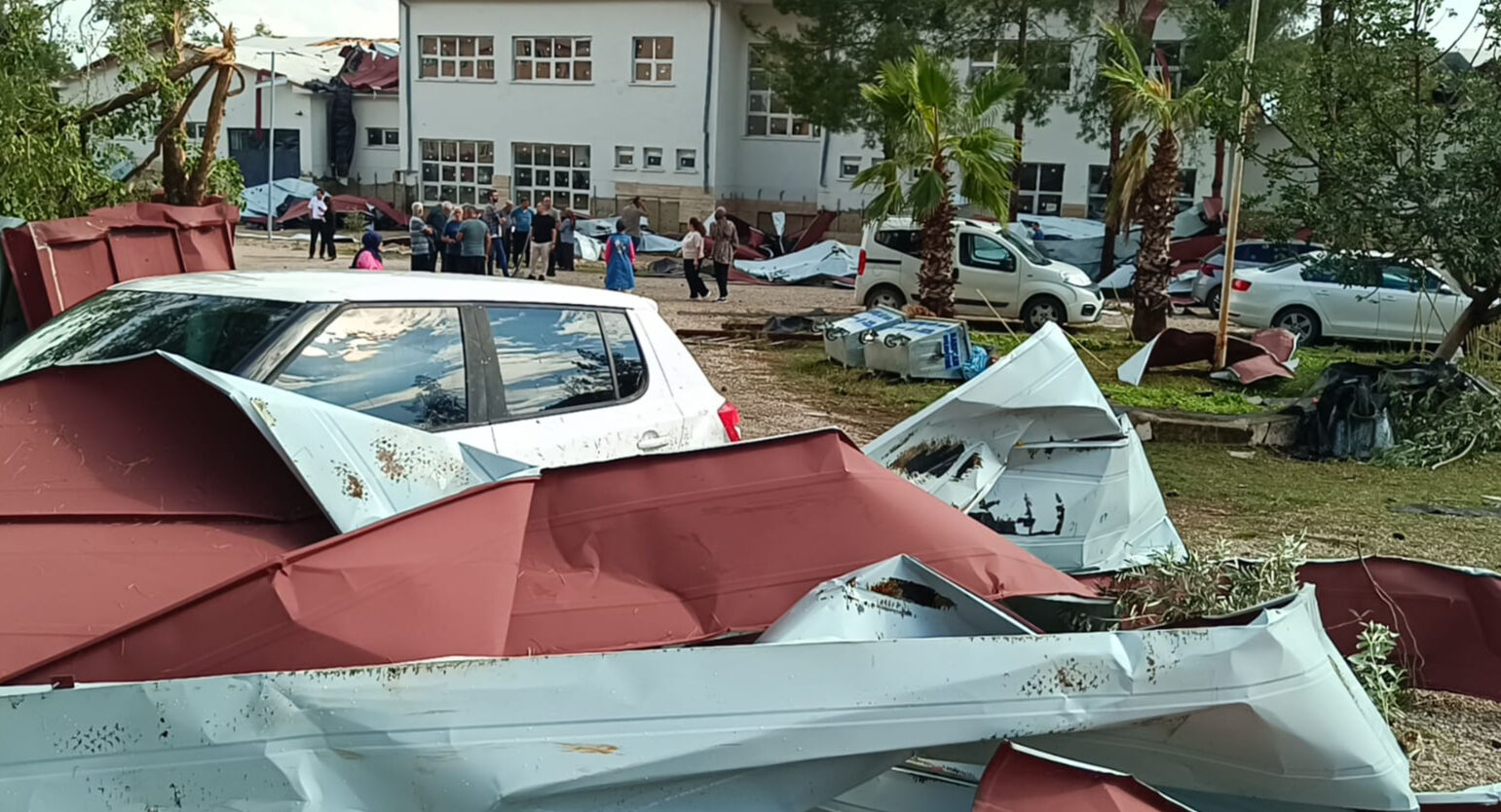 Adana fırtınaya teslim! Okulun çatısı uçtu, ağaçlar devrildi - 1. Resim