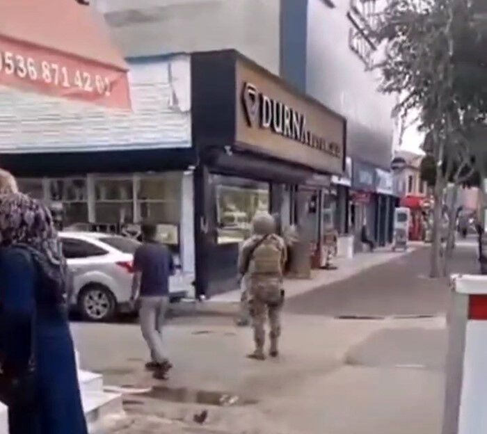 Adana'da hareketli anlar! Uyuşturucu bağımlısı, aile bireylerini rehin aldı - 1. Resim