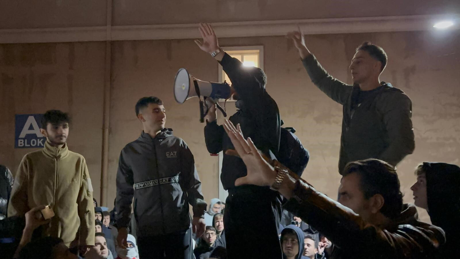 Edirne'de su kesintisi! Duş alamayan öğrenciler çileden çıkıp eylem yaptı - 2. Resim