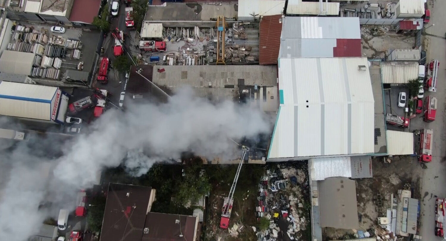 Fabrika yangında kül oldu! 4 işçi hastanelik oldu Fabrika yangında kül oldu! 4 işçi hastanelik oldu - 1. Resim
